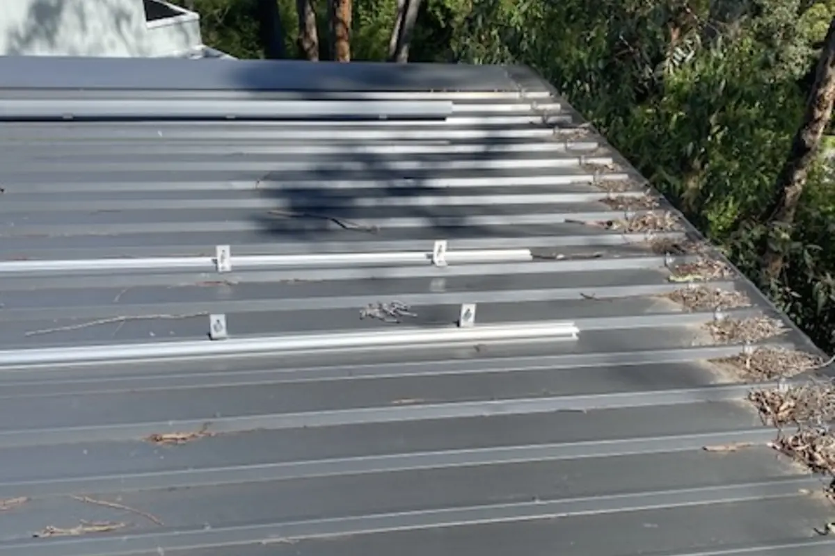 08-metal-roof-solar-rails trimming the tile